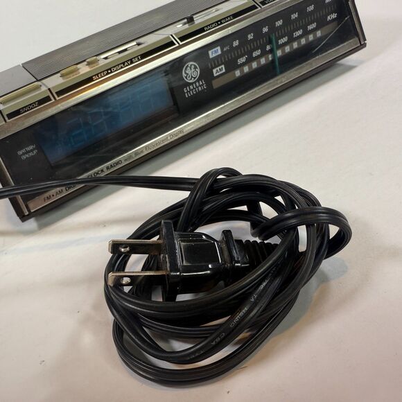 General Electric Model 7-4646A AM/FM Digital Alarm Clock Radio Woodgrain Finish - Picture 2 of 10